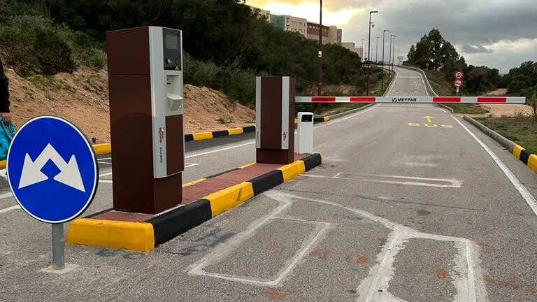 Personalizzazione dei sistemi di parcheggio con i colori dell’ospedale Mater Olbia